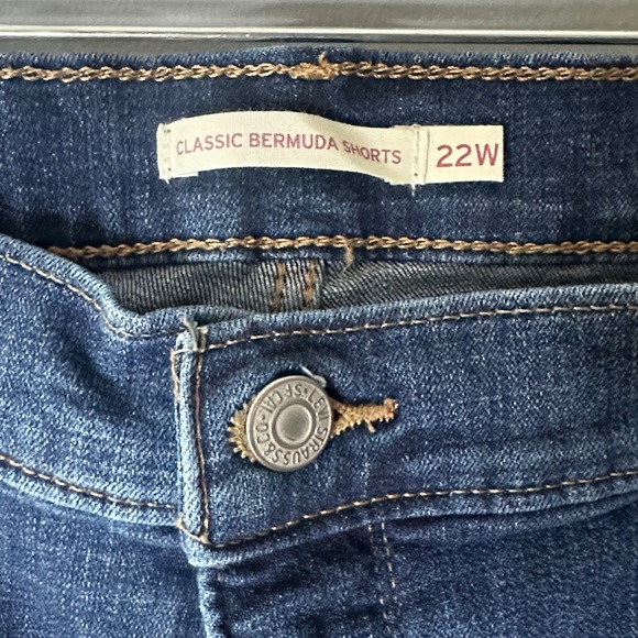 Levi Strauss Women's Classic Bermuda Shorts Denim Size 22W - Picture 2 of 4